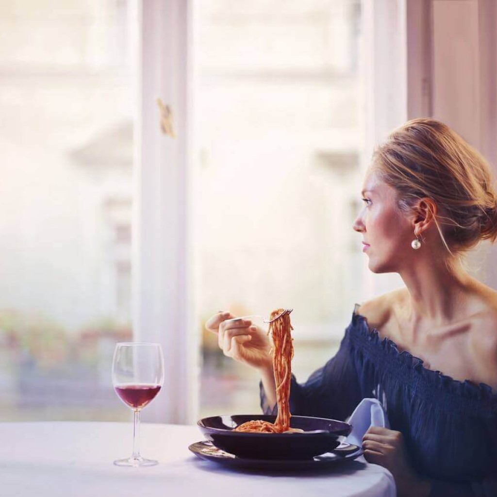 girl-eating-in-cafe